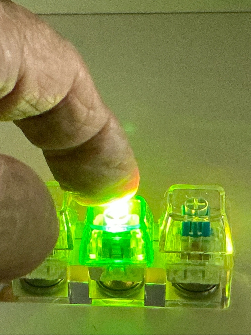 LED Light Up Clicker Keyboard Keychain - - Picture 7 of 7
